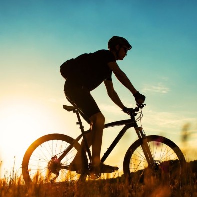Rodillas y bicicleta: lo que debes saber antes de subirte a la bici esta primavera