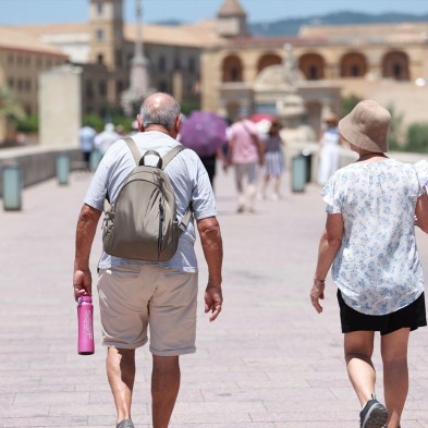 Golpe de calor y personas mayores: cómo adaptar andadores, sillas y ayudas técnicas al verano